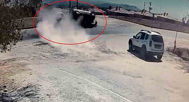 Frene ayağını dahi değdirmeden girdiği yolda feci kazaya neden oldu