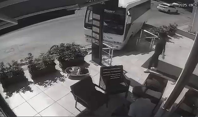 Freni boşalan servis midibüsü direğe çarparak durabildi