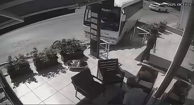 Freni boşalan servis midibüsü direğe çarparak durabildi