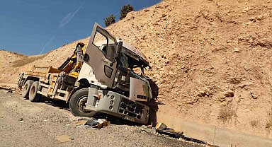 Freni boşalan vinç kayalığa çarptı: 1 ölü, 1 yaralı