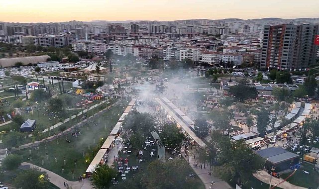 GastroANTEP'te kebap stantlarının önünde kuyruk oluştu, dumandan göz gözü görmedi
