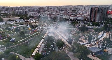 GastroANTEP'te kebap stantlarının önünde kuyruk oluştu, dumandan göz gözü görmedi