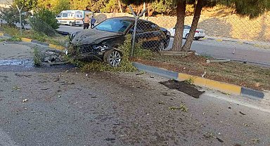 Gaziantep'te kontrolü kaybolan otomobil refüje çıktı: 1 yaralı