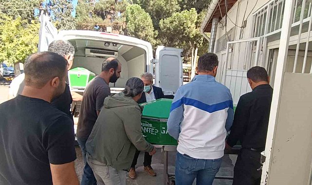 Gaziantep'te park halindeki tıra çarpan otomobildeki 3 kardeşten 2'si öldü