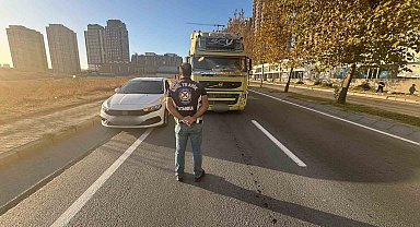 Gaziosmanpaşa'da tırı bisiklet yoluna park eden sürücü "pes" dedirtti
