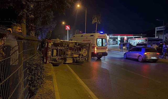 Gazipaşa'da devrilen kamyonetin sürücüsü ve eşi yaralandı