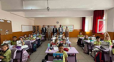 Gediz Belediye Başkanı Akel'den minik öğrencilere kırtasiye hediyesi