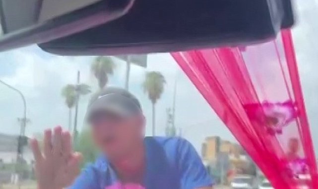 Gelin arabasının önüne atlayan genç, gelin ve damadı korkuttu