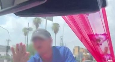 Gelin arabasının önüne atlayan genç, gelin ve damadı korkuttu
