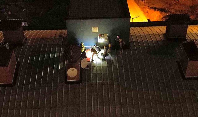 Genç kız çatıya çıktı, kurtarmak isteyenlerle birlikte mahsur kaldı