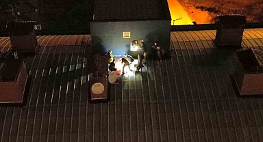 Genç kız çatıya çıktı, kurtarmak isteyenlerle birlikte mahsur kaldı