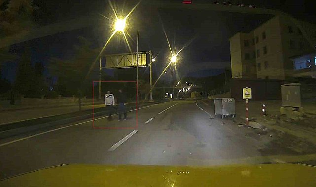 Gençlerin otoyolda yaya yürüyüşü tehlike oluşturdu
