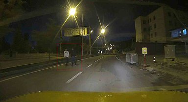 Gençlerin otoyolda yaya yürüyüşü tehlike oluşturdu