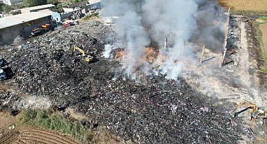 Geri dönüşüm tesisinin bahçesindeki yangında soğutma çalışması sürüyor