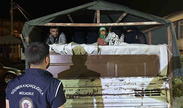 Göçmenleri kamyonet kasasında gizleyerek taşıyan şahıs yakayı ele verdi: 20 göçmen yakalandı