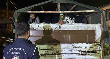 Göçmenleri kamyonet kasasında gizleyerek taşıyan şahıs yakayı ele verdi: 20 göçmen yakalandı