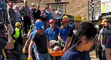 Göçük altındaki madencilerden birisi kurtarıldı