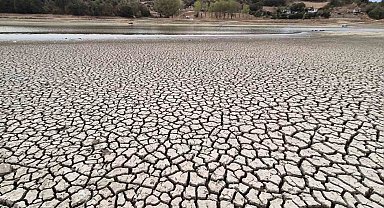 Gölet kurumaya yüz tuttu: Çatlaklar oluştu