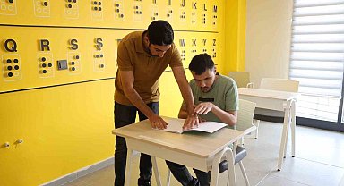 Görme engelli eğitmenleriyle hayata daha sıkı tutunuyorlar