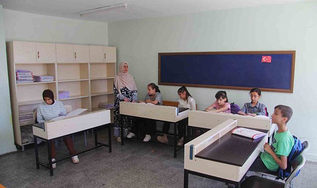 Görme engelli öğretmenin meslek aşkı öğrencilerine örnek oluyor