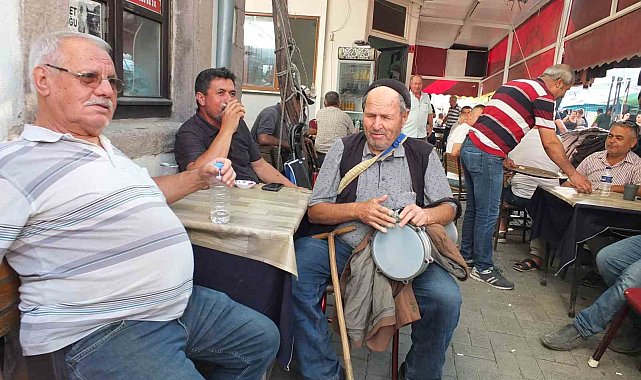 Görme engelli vatandaş 50 yıldır darbuka çalıp türkü söyleyerek geçimini sağlıyor