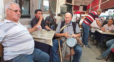 Görme engelli vatandaş 50 yıldır darbuka çalıp türkü söyleyerek geçimini sağlıyor