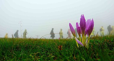 Gümüşhane'de 130 dağcı Çetlüce Yaylası'nda sis ve yağmur altında yürüdü