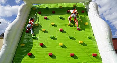 Gümüşhane'de düzenlenen şenlikte yüzlerce çocuk doyasıya eğlendi