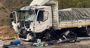 Gümüşhane'de kamyonlar kafa kafaya çarpıştı: 1 ağır yaralı