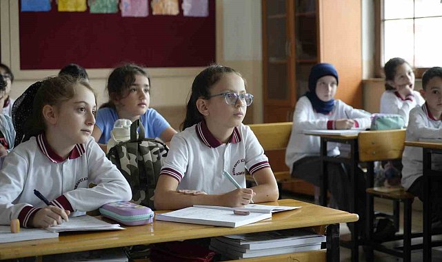 Gümüşhaneli 9 yaşındaki Buğlem her törende İstiklal Marşı'nı işaret diliyle okuyor
