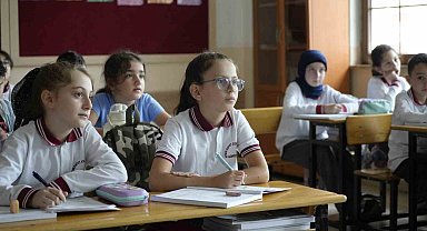 Gümüşhaneli 9 yaşındaki Buğlem her törende İstiklal Marşı'nı işaret diliyle okuyor