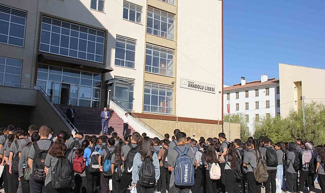 Gün, Iğdır Anadolu Lisesi'ni ziyaret etti