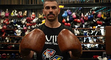 Gündüz polislik akşam boksörlük yapıyor