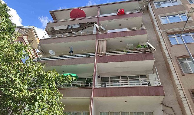 Güngören'de balkonu çöken 5 katlı bina boşaltıldı
