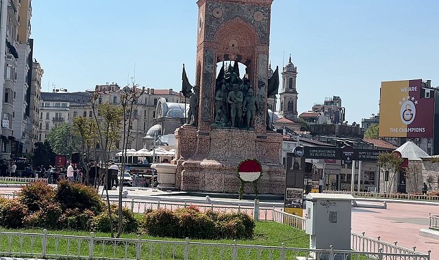 Gürsel Tekin'in Taksim Cumhuriyet anıtına bıraktığı çelenk kaldırıldı