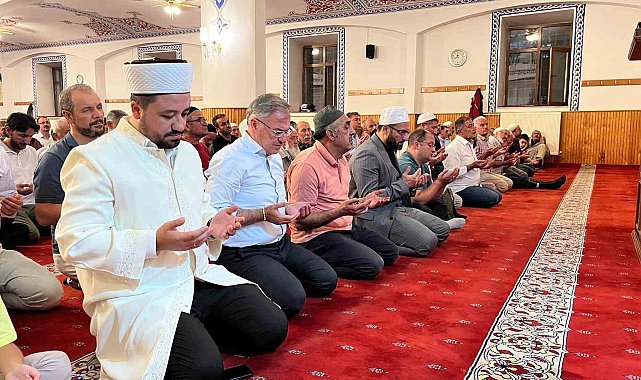Hacılar kandil gecesinde huzurla doldu