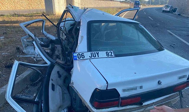 Hafif ticari araç ile çarpışan otomobil hurdaya döndü: 1 ölü, 3 yaralı