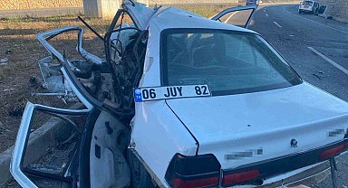 Hafif ticari araç ile çarpışan otomobil hurdaya döndü: 1 ölü, 3 yaralı