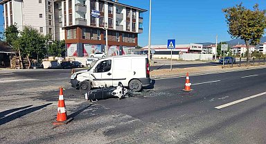 Hafif ticari araç ile motosikletin karıştığı kazada 1 kişi ağır yaralandı