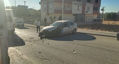 Hafif ticari araç ile otomobil çarpıştı: 4 yaralı