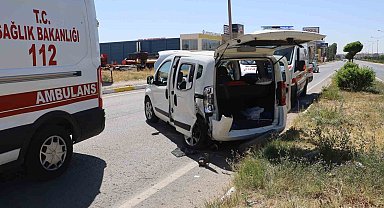 Hafif ticari araç ile otomobil çarpıştı, 6 kişi yaralandı