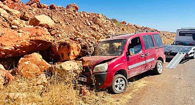 Hafif ticari araç şarampole çarptı: 3 yaralı