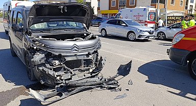 Hafif ticari araçla otomobil çarpıştı : 4 yaralı
