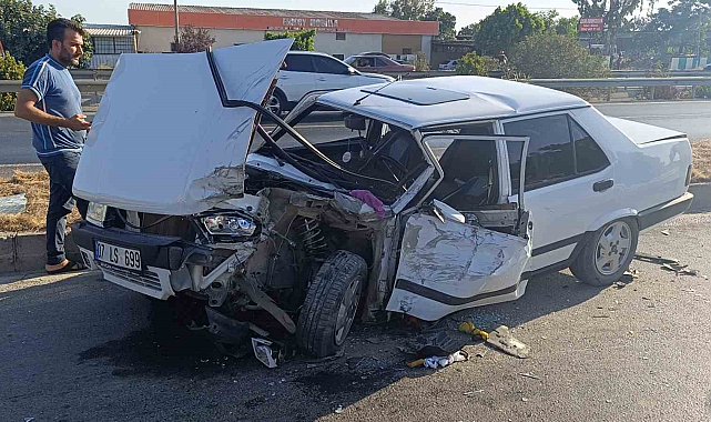 Hafif ticari ile çarpışıp hurdaya dönen TOFAŞ'taki 2 kişi yaralandı