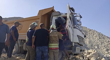 Hafriyat dökerken devrilen kamyonun sürücüsü yaralandı