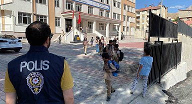 Hakkari polisi çocuklar için görev başında
