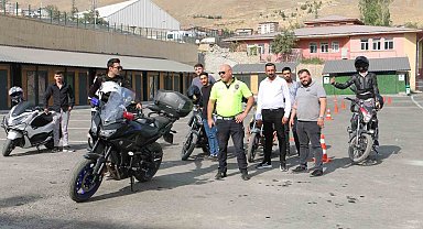 Hakkari polisinden motosiklet kullanıcılarına güvenli sürüş eğitimi