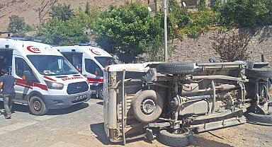 Hakkari'de kamyonet yan yattı: 1 yaralı