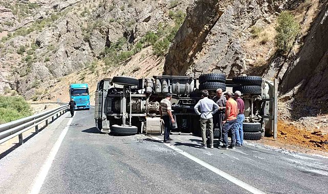 Hakkari'de maden yüklü kamyon devrildi:1 yaralı