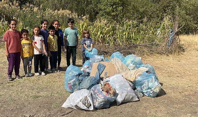 Hakkari'de minik eller çöp topladı